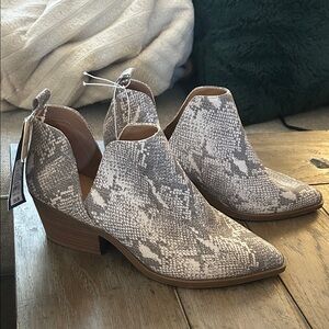 Universal Thread Gray Snake Print Ankle Booties